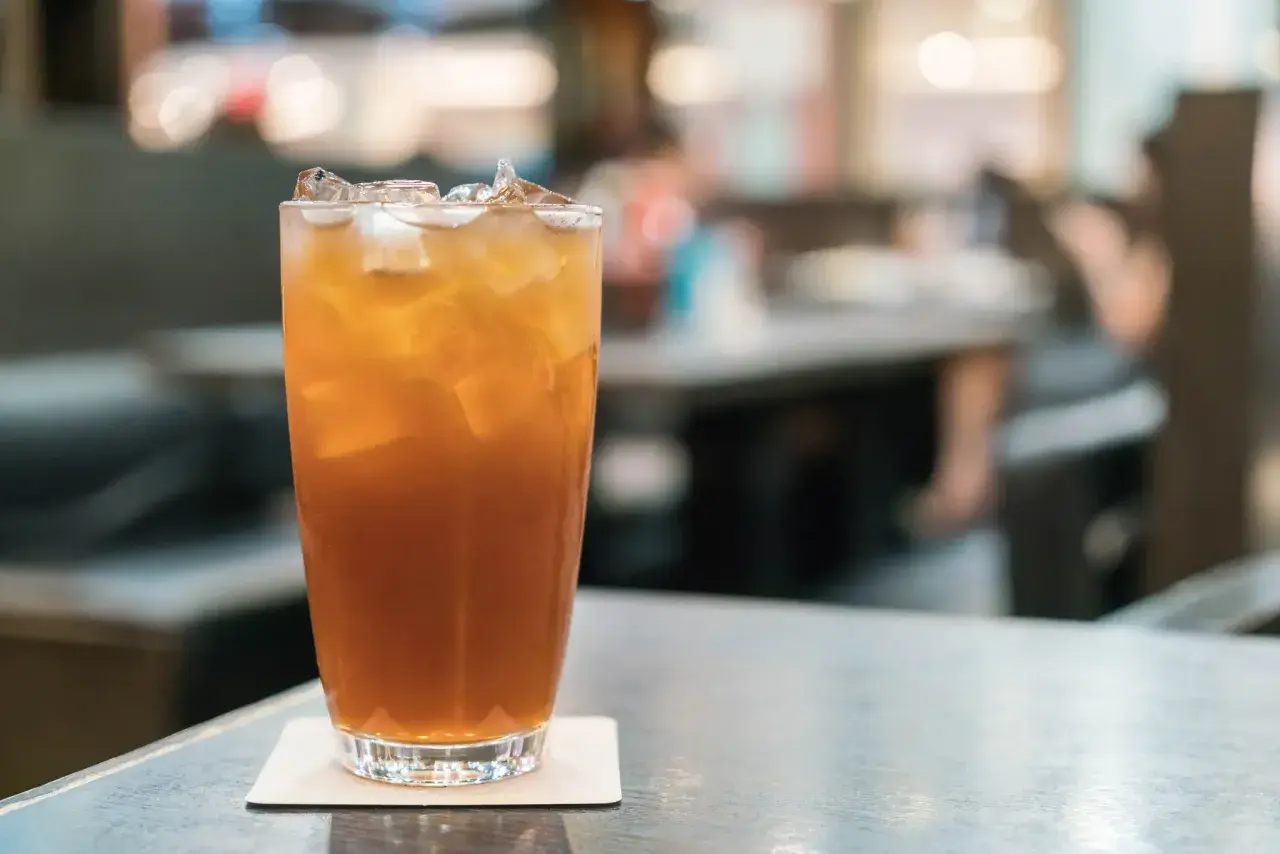 Szklanka orzeźwiającej herbaty z lodem, idealna na upalny dzień. Zastanawiasz się nad bubble tea kcal?