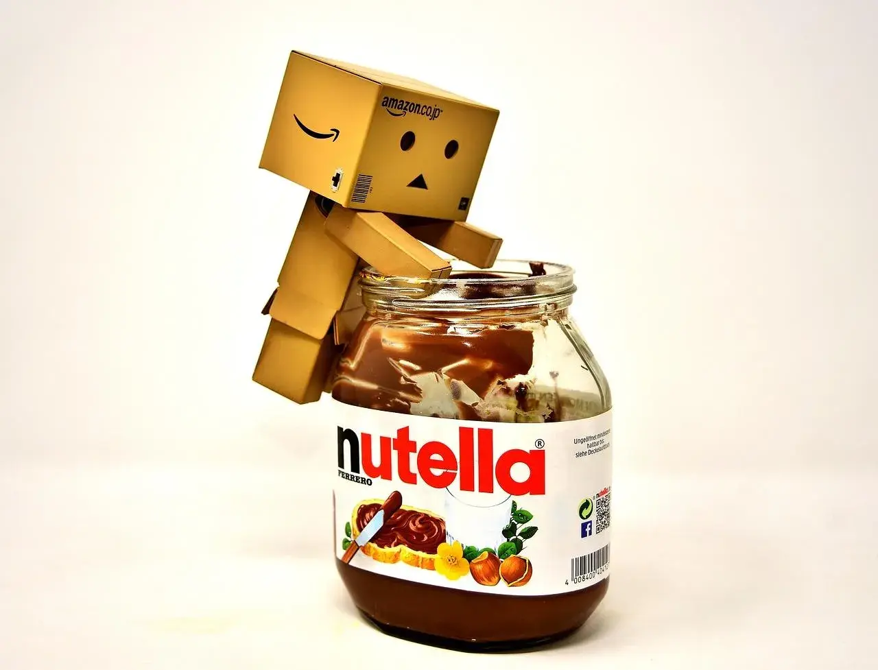 Mały robot Danbo siedzi na słoiku Nutelli, zastanawiając się nad jej kcal.