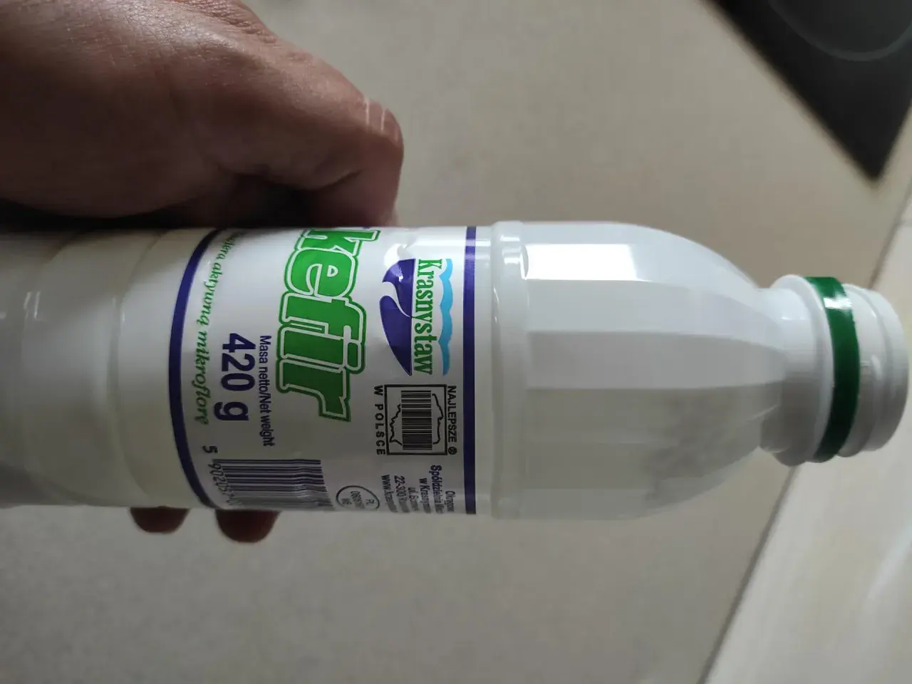 Kefir Krasnystaw 420g, idealny na zdrową przekąskę. Sprawdź jego wartości odżywcze i kcal!