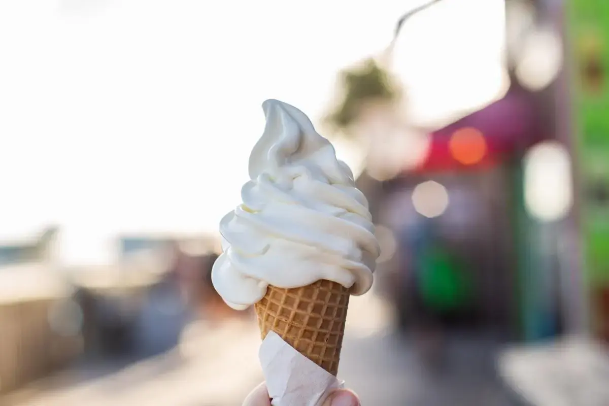 Pyszne lody włoskie w wafelku, idealne na upalny dzień. Nie myśl o kcal, po prostu się delektuj!