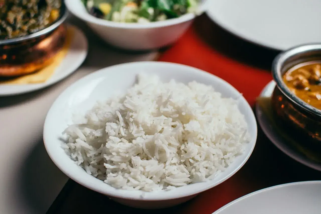 Puszysty ryż basmati, idealny dodatek do indyjskich dań. Sprawdź jego kcal i ciesz się smakiem!