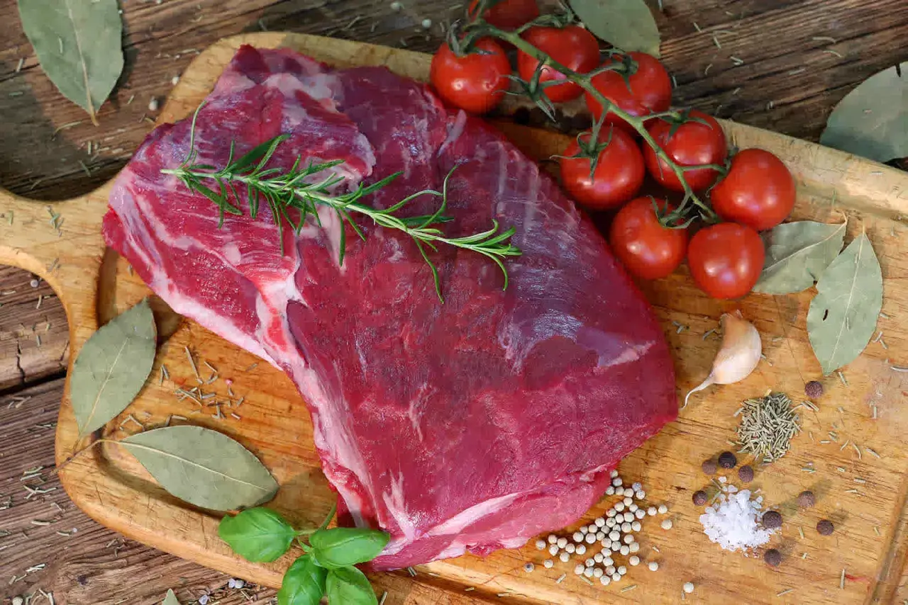 Surowa karkówka z rozmarynem, pomidorkami i przyprawami. Idealna do pieczenia, znasz jej karkówka kcal?