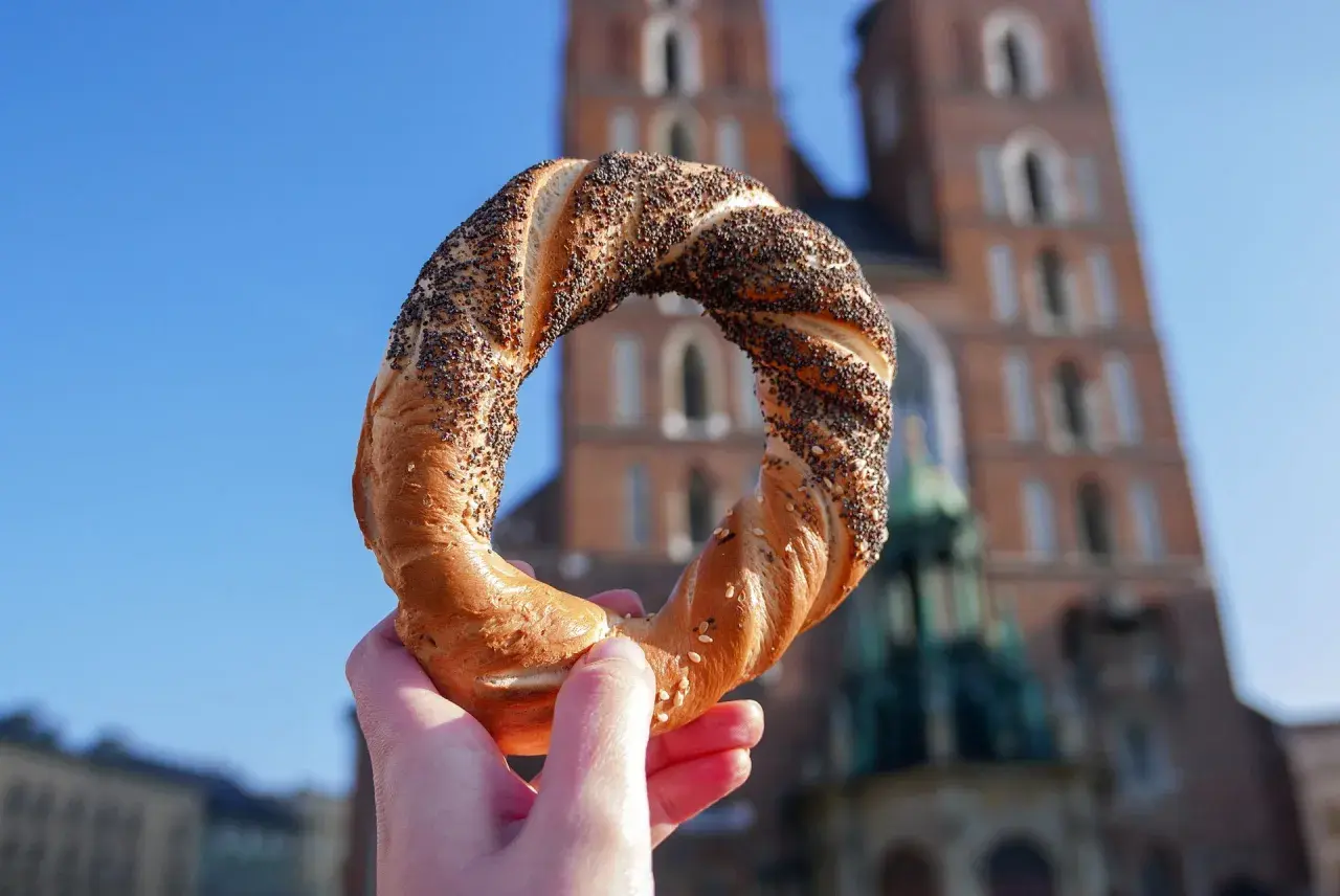 Obwarzanek krakowski z makiem i sezamem, idealny na przekąskę. Zastanawiasz się nad obwarzanek krakowski kcal?