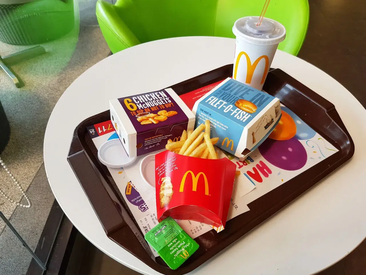 Zestaw McDonald's: 6 McNuggets, frytki, Filet-O-Fish i napój. Zastanawiasz się nad mcnuggets kcal?