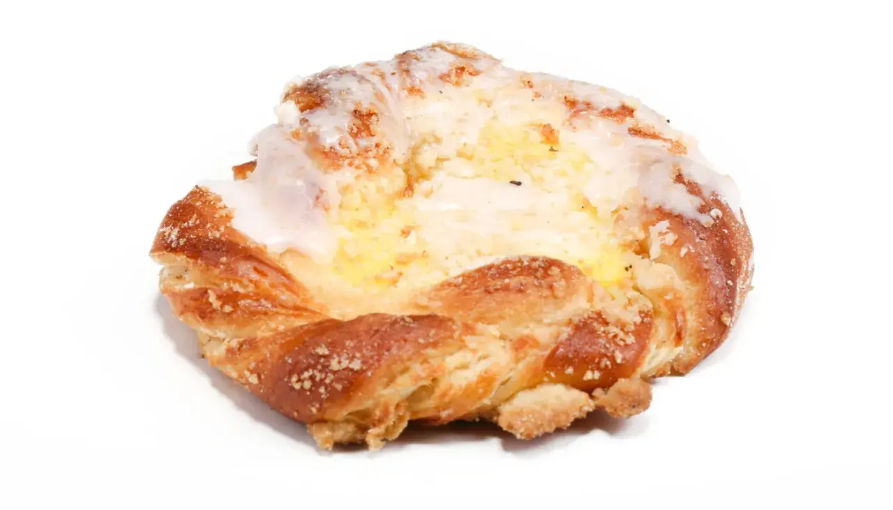 Słodka drożdżówka z serem, oblana lukrem. Idealna na przekąskę, choć warto sprawdzić jej drożdżówka z serem kcal.
