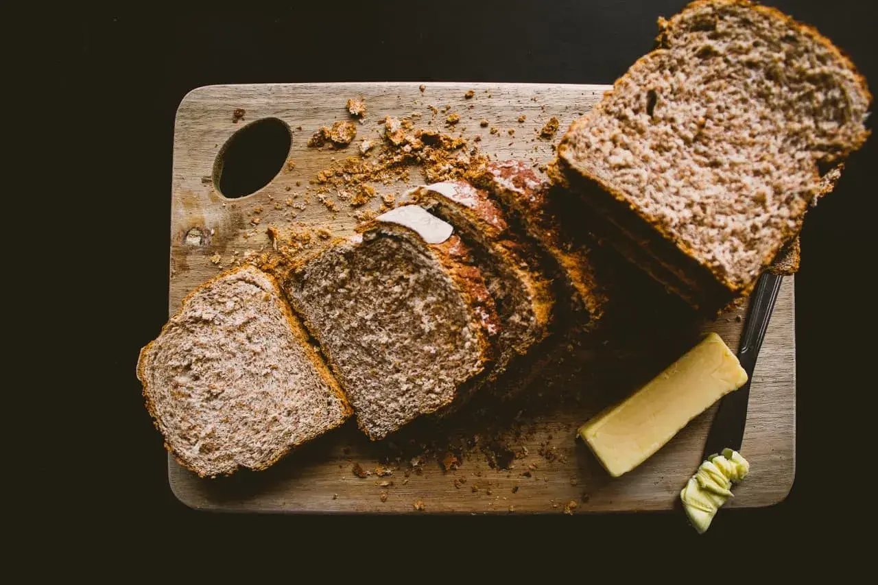 Kromka chleba pełnoziarnistego z margaryną na cholesterol.