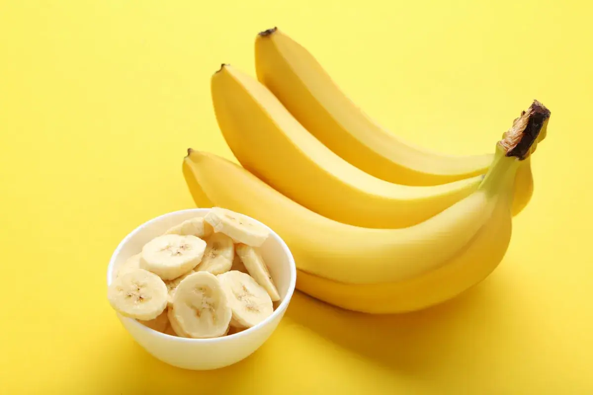 Kilka bananów i miseczka pokrojonych plasterków. Zastanawiasz się, ile białka ma banan?
