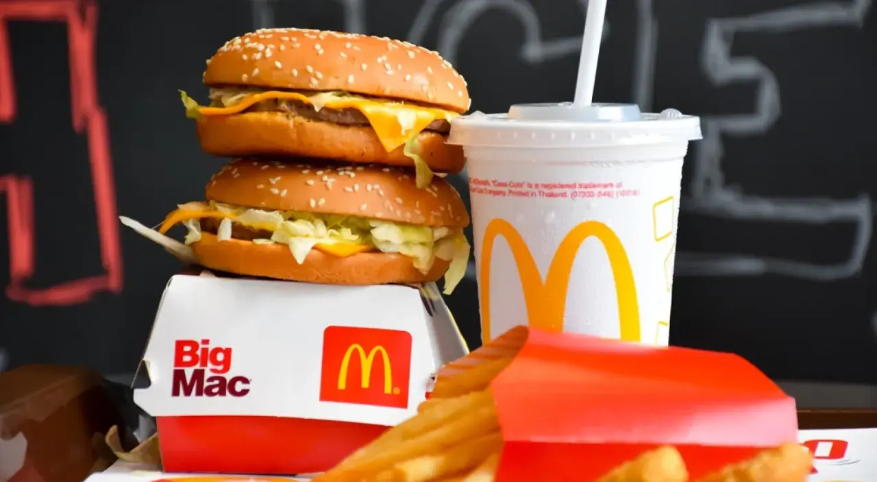 Dwa Big Maci, frytki i napój z McDonald's. Zastanawiasz się, ile kcal ma shake z Mc? To zestawienie wygląda pysznie!