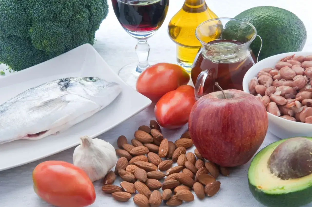 Zdrowe produkty obniżające cholesterol: ryba, migdały, awokado, jabłko, pomidory, czosnek, brokuły, oliwa z oliwek.