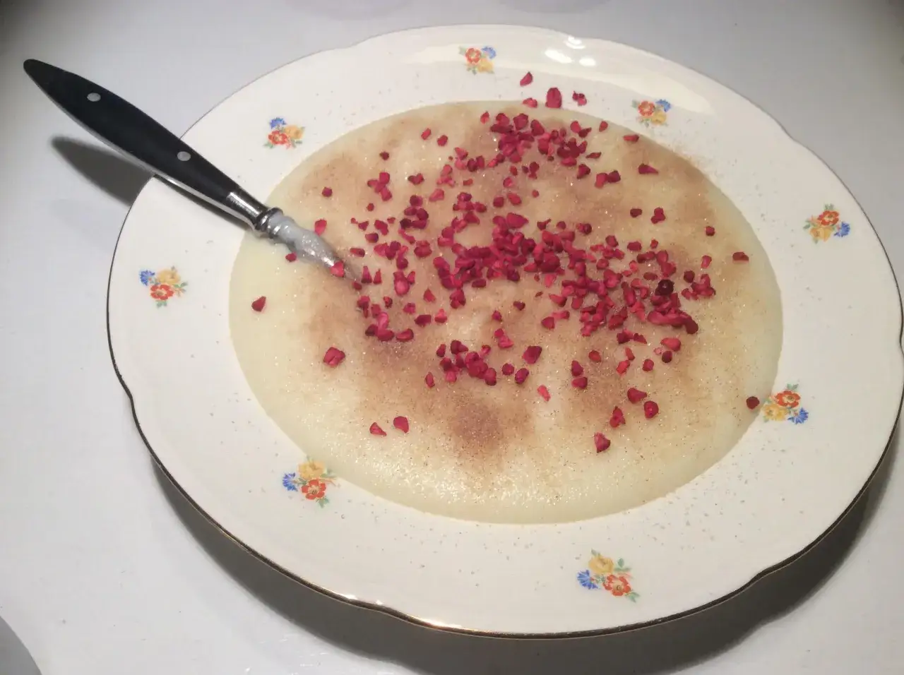 Pyszna kasza manna posypana cynamonem i malinami. Idealna na śniadanie, zbilansowana pod względem kasza manna kcal.