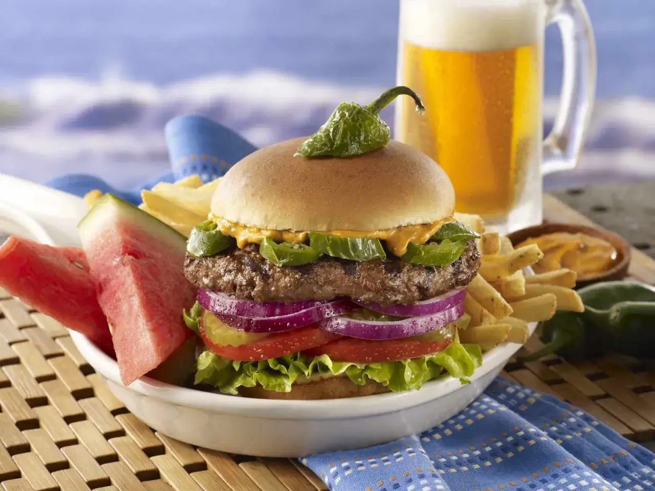 Jalapeno burger kcal: soczysty burger z papryczkami jalapeno, frytki, arbuz i piwo. Idealny posiłek na lato.