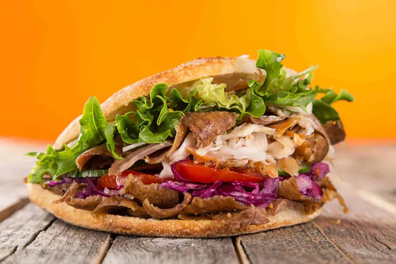 Pyszny kebab z mięsem, warzywami i sałatą. Czy kebab jest zdrowy? Zależy od składników i sposobu przygotowania.