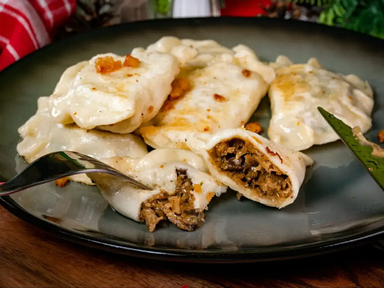 Pyszne pierogi z kapustą i grzybami, skropione skwarkami. Idealne na Wigilię, choć ich kcal zachęcają do jedzenia cały rok.