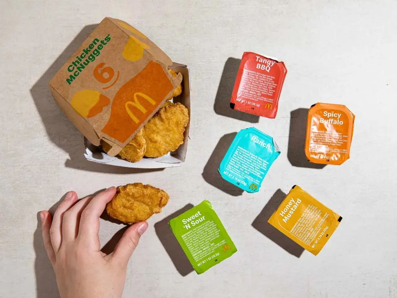 McNuggets z McDonald's i sosy: Tangy BBQ, Spicy Buffalo, Ranch, Sweet 'N Sour, Honey Mustard. Zastanawiasz się nad mcnuggets kcal?