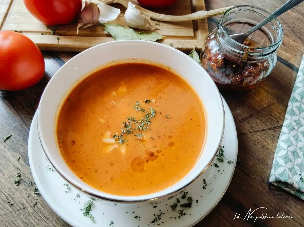 Aksamitna zupa pomidorowa, idealna na lekki posiłek. Sprawdź zupa pomidorowa kcal i ciesz się smakiem!