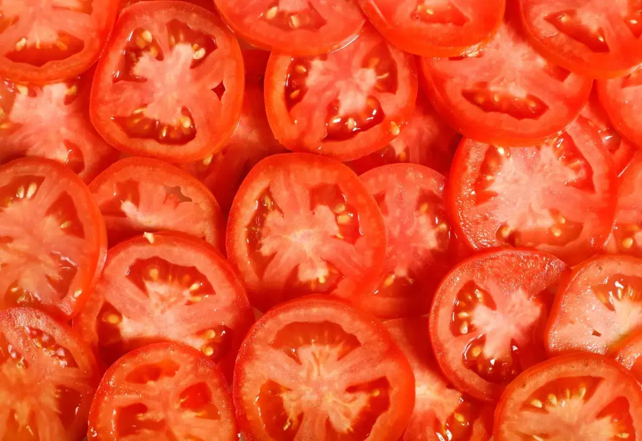 Plasterki pomidora, idealne do sałatki. Niskie pomidor kcal, świetne na zdrową przekąskę.