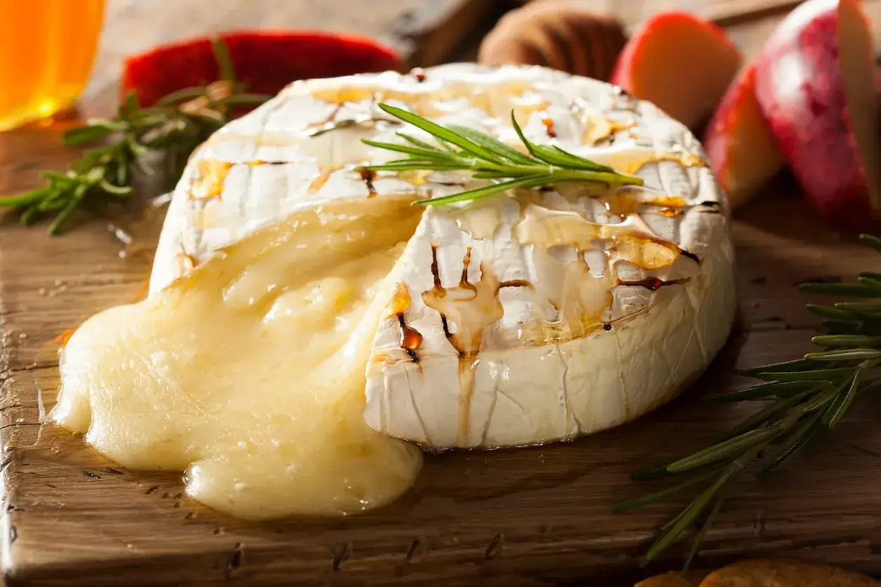 Rozpływający się camembert z miodem i rozmarynem. Pyszny, choć camembert kcal warto znać.
