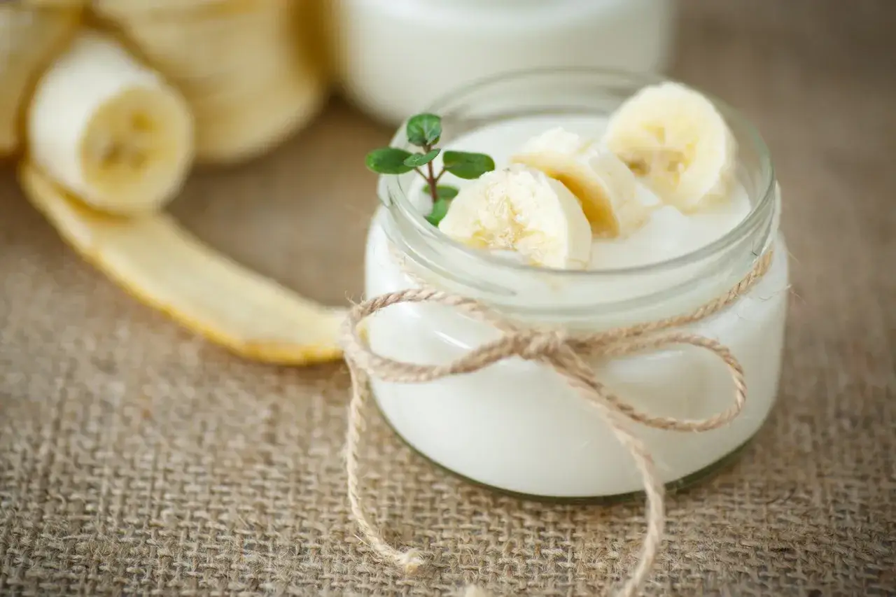 Jogurt z bananem, pyszny i zdrowy. Czy wiesz, ile białka ma banan? Ten deser to świetny sposób na jego dostarczenie.