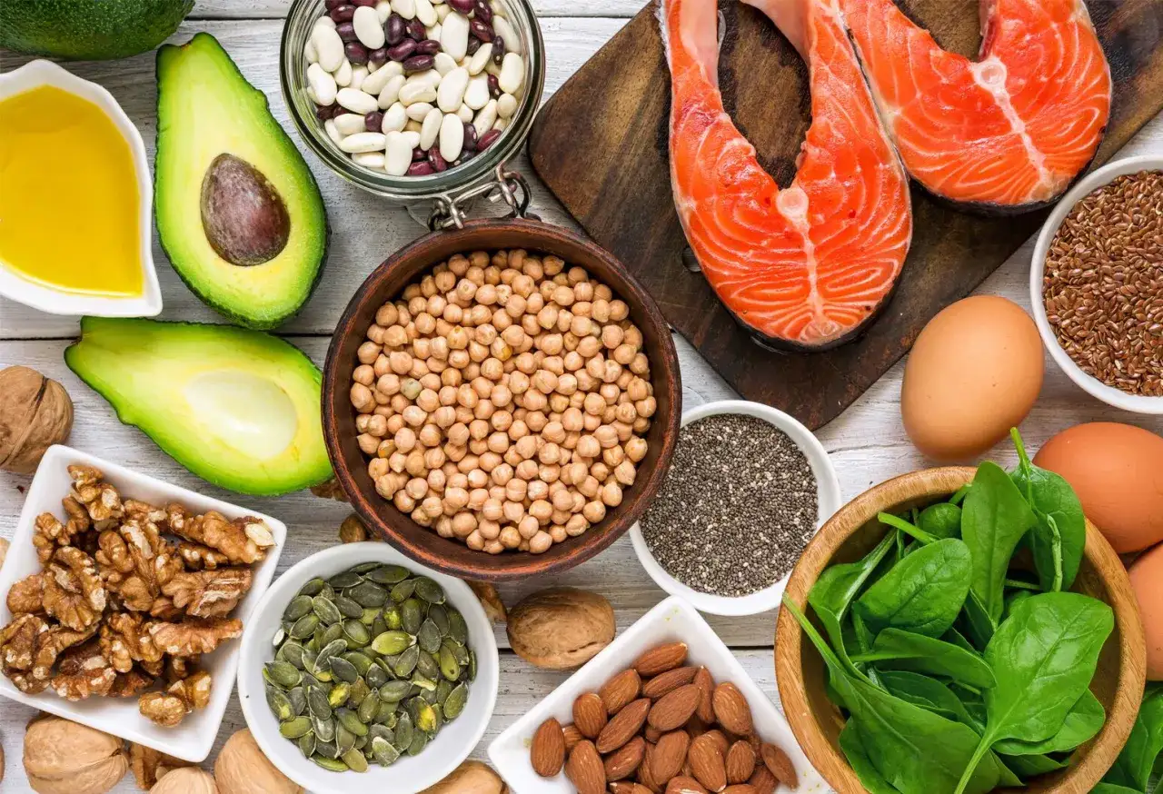 Łosoś, awokado, orzechy, nasiona chia, siemię lniane, szpinak i jajka – te produkty bogate w omega 3 właściwości wspierają zdrowie.
