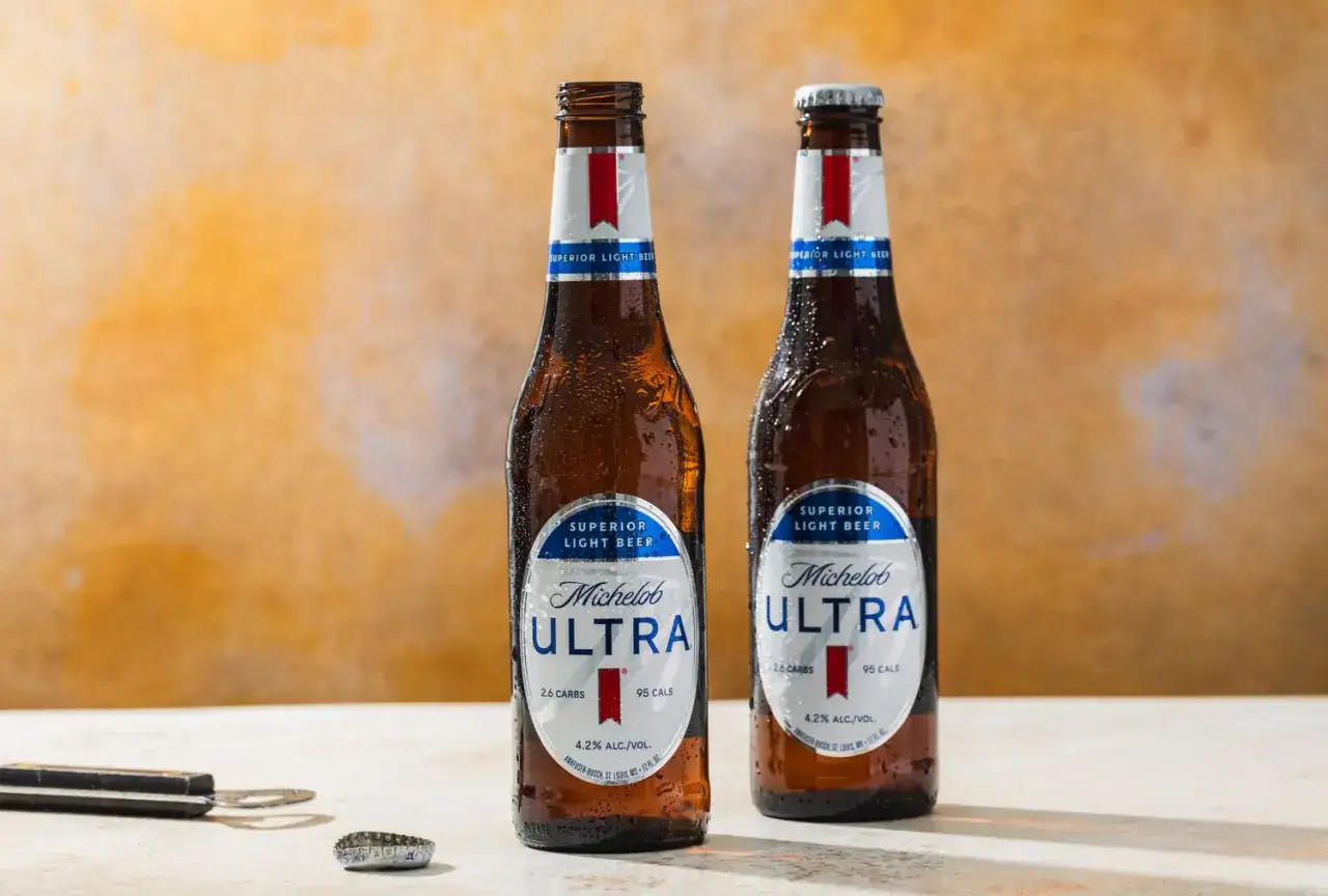 Dwie butelki Michelob Ultra, które sugerują, jaki alkohol ma najmniej kalorii. Na etykiecie widnieje napis