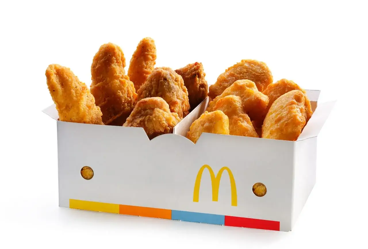 Pudełko McDonald's z chrupiącymi kawałkami kurczaka. Zastanawiasz się nad kcal?